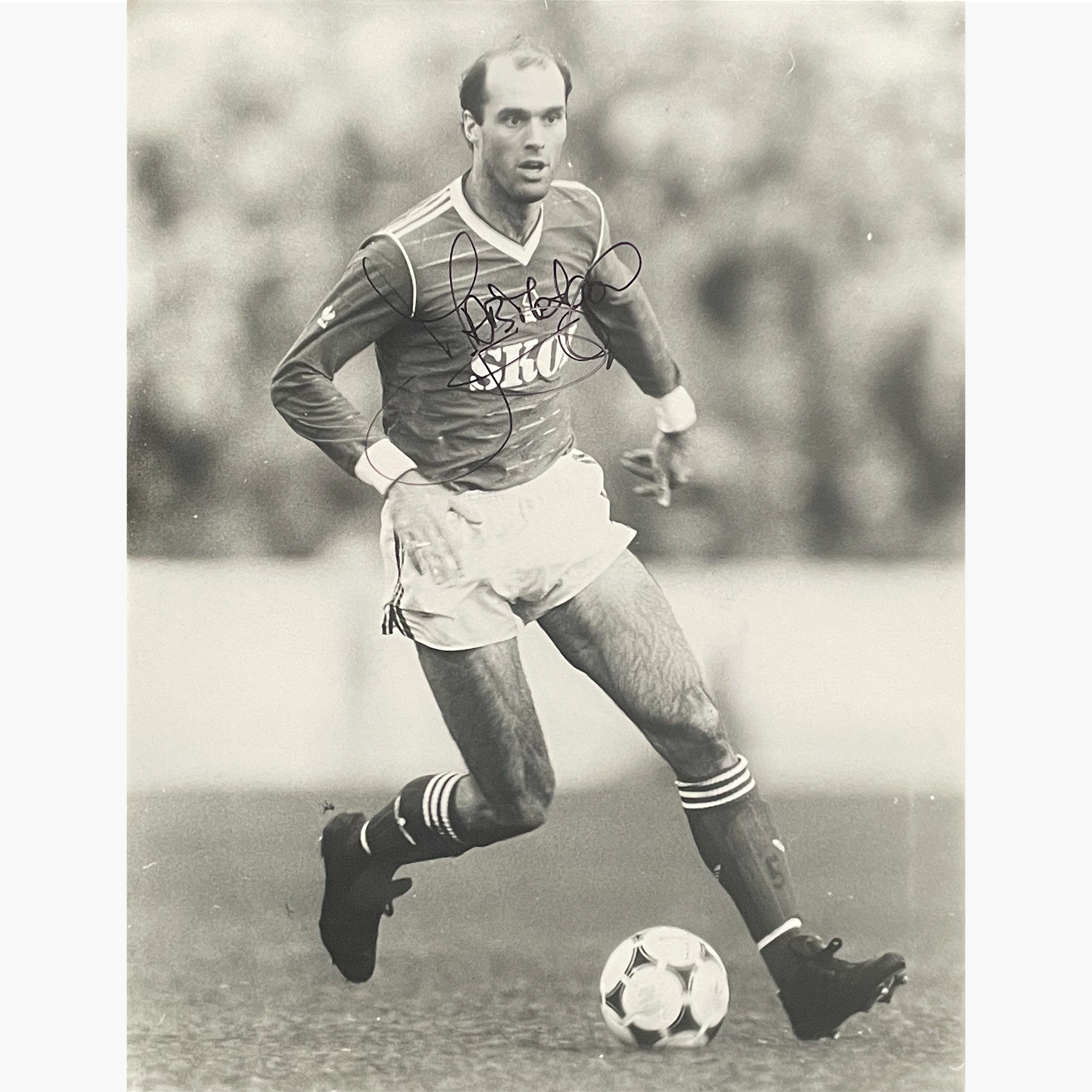 John Metgod – Signed 25.5cm x 20cm Black & White Action Press Photo