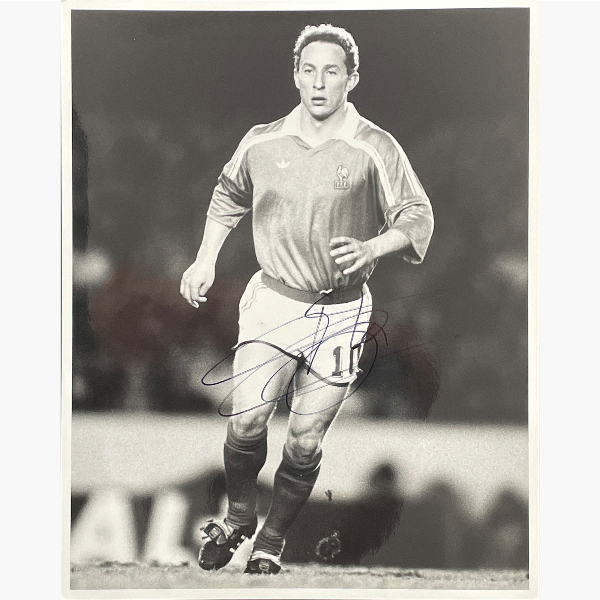 Jean Pierre Papin – Signed 25.5cm x 20cm Black & White Action Press Photo