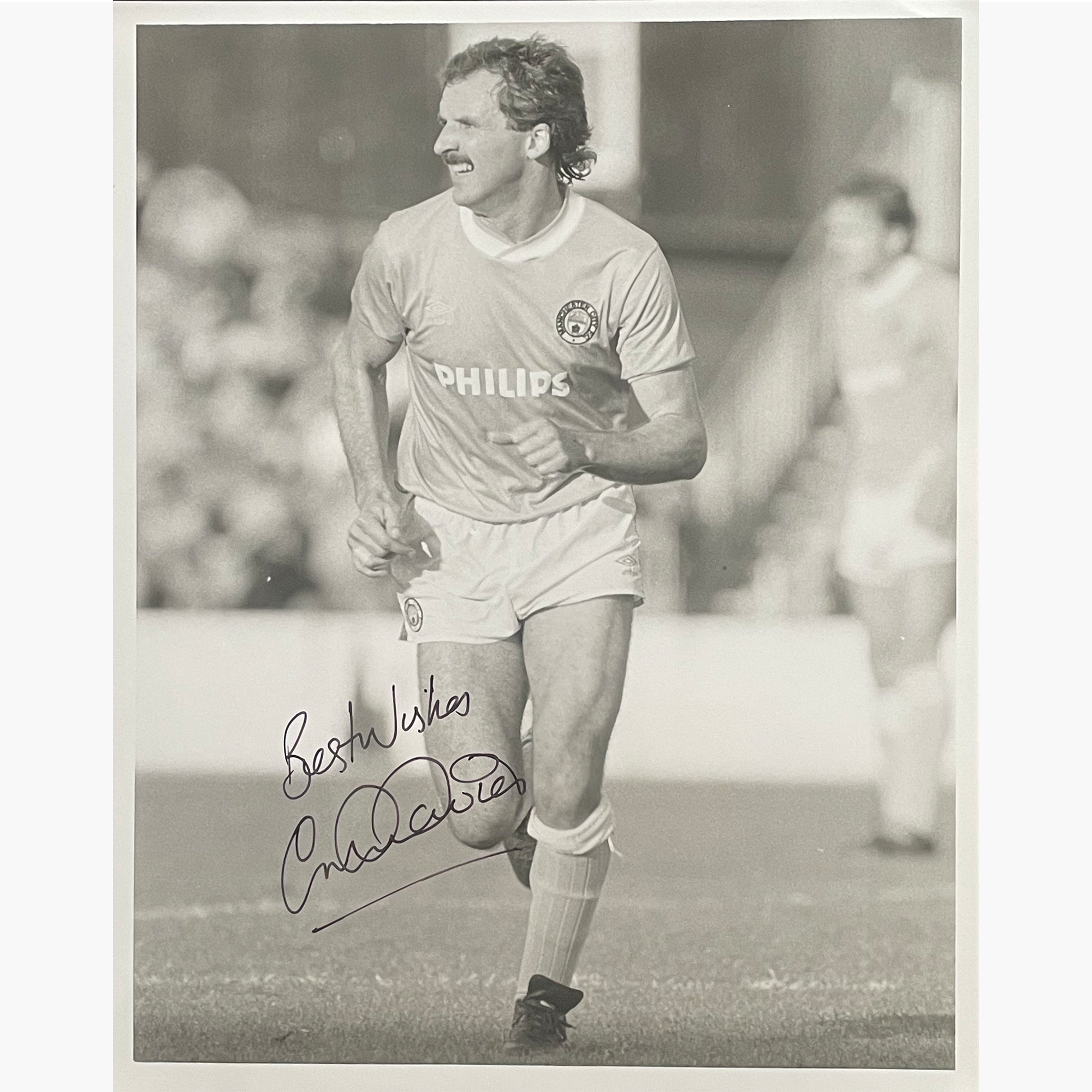 Gordon Davies – Signed 25cm x 20cm Black & White Action Press Photo