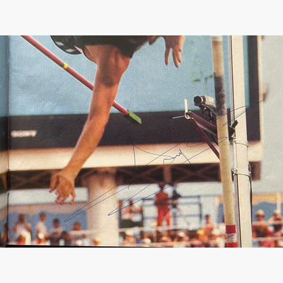 Sports Illustrated (Aug 17, 1992) – Multi-Signed by Mike Powell, Kevin Young, Gwen Torrance, Hassiba Boulmerka, Mark McKoy & Sergey Bubka
