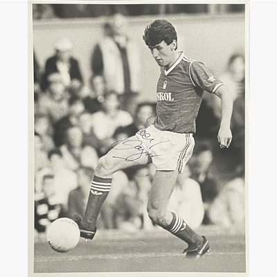 Peter Davenport – Signed 25cm x 20cm Black & White Action Press Photo