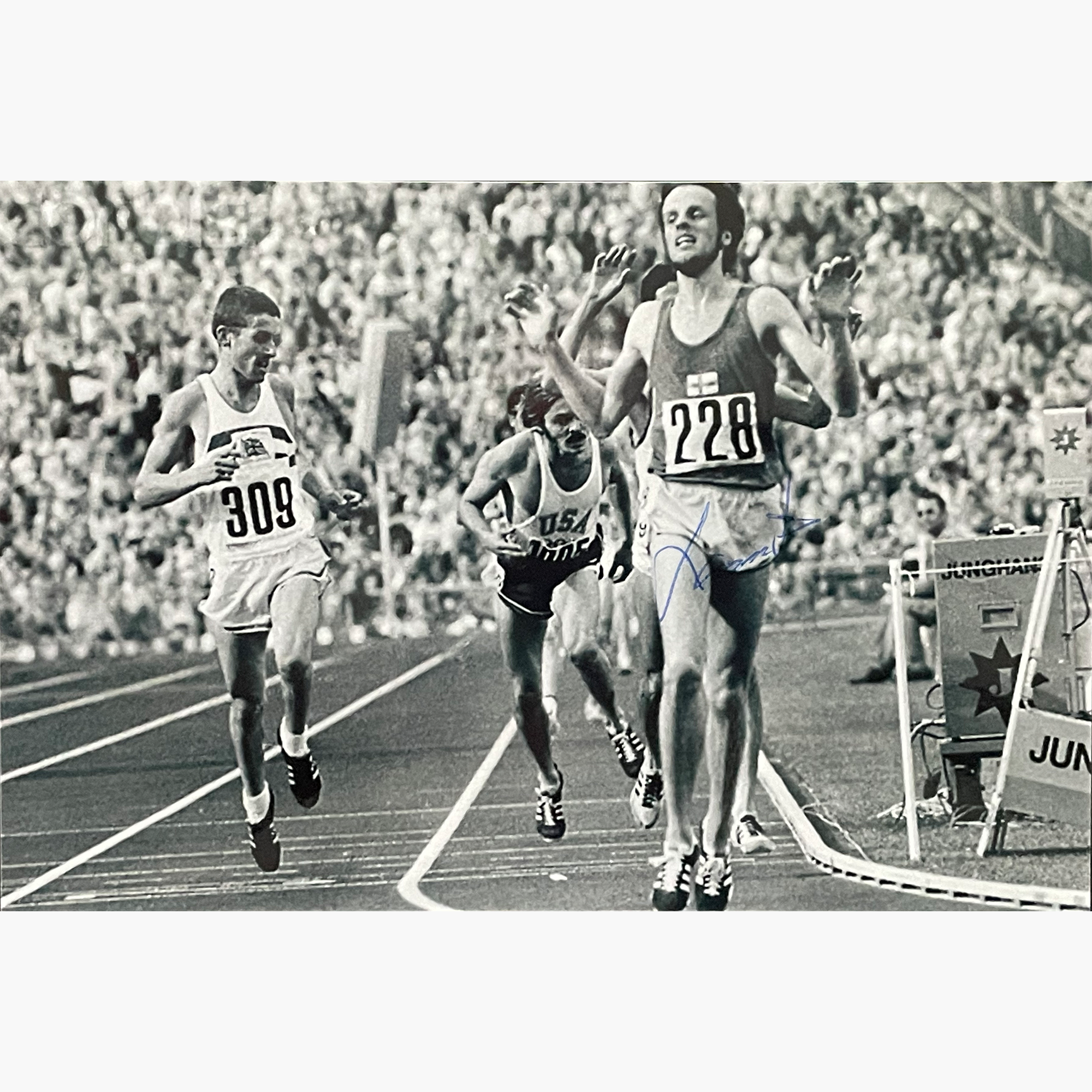 Lasse Viren – Signed 15.2cm x 10.1cm Black & White Action Photo