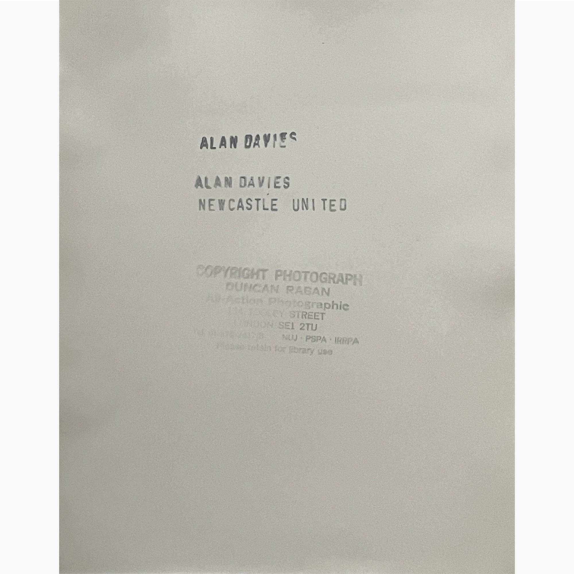 Alan Davies – Signed 25cm x 20cm Black & White Action Press Photo