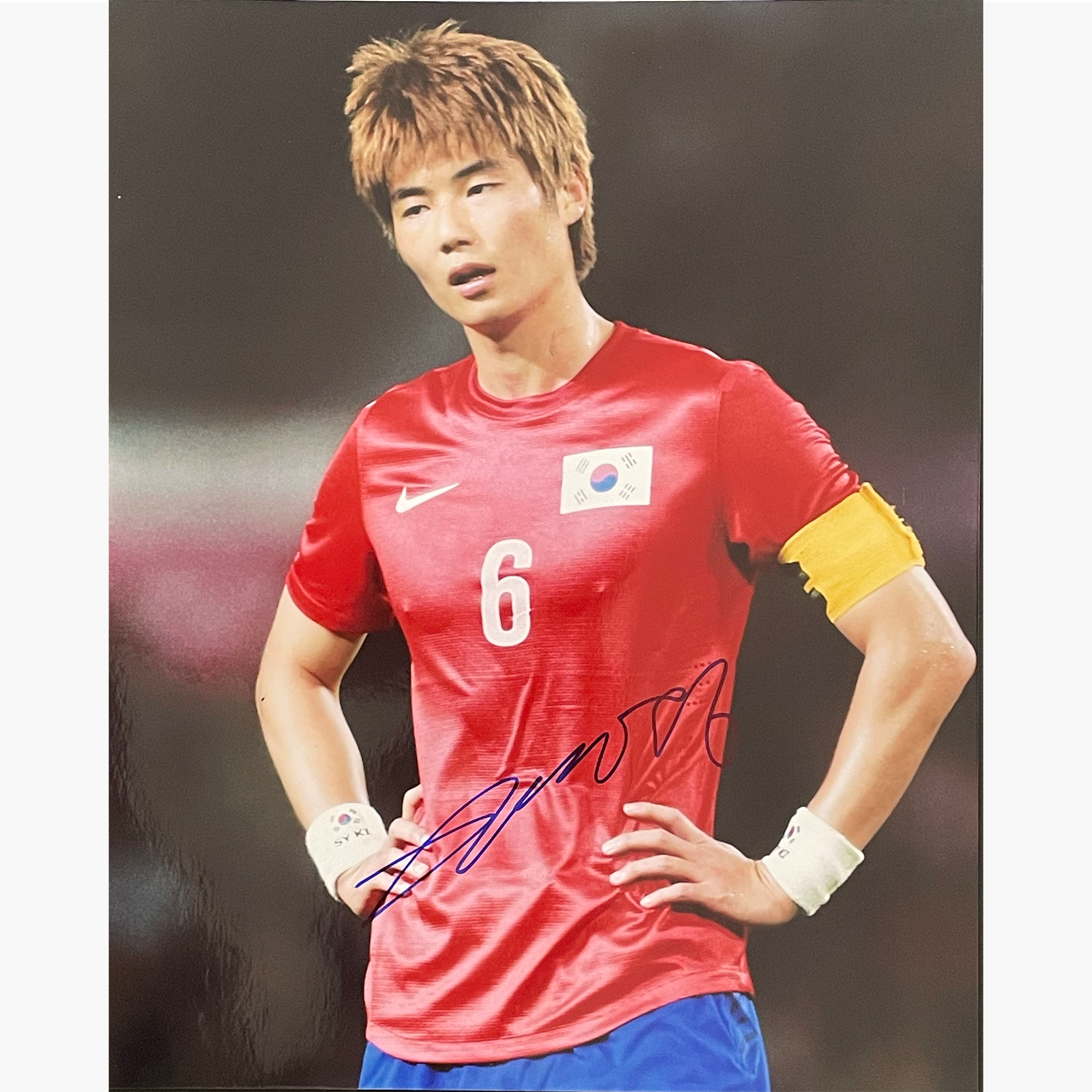 Ki Sung-Yeung – Signed 25.5cm x 20.5cm Colour Action Photo