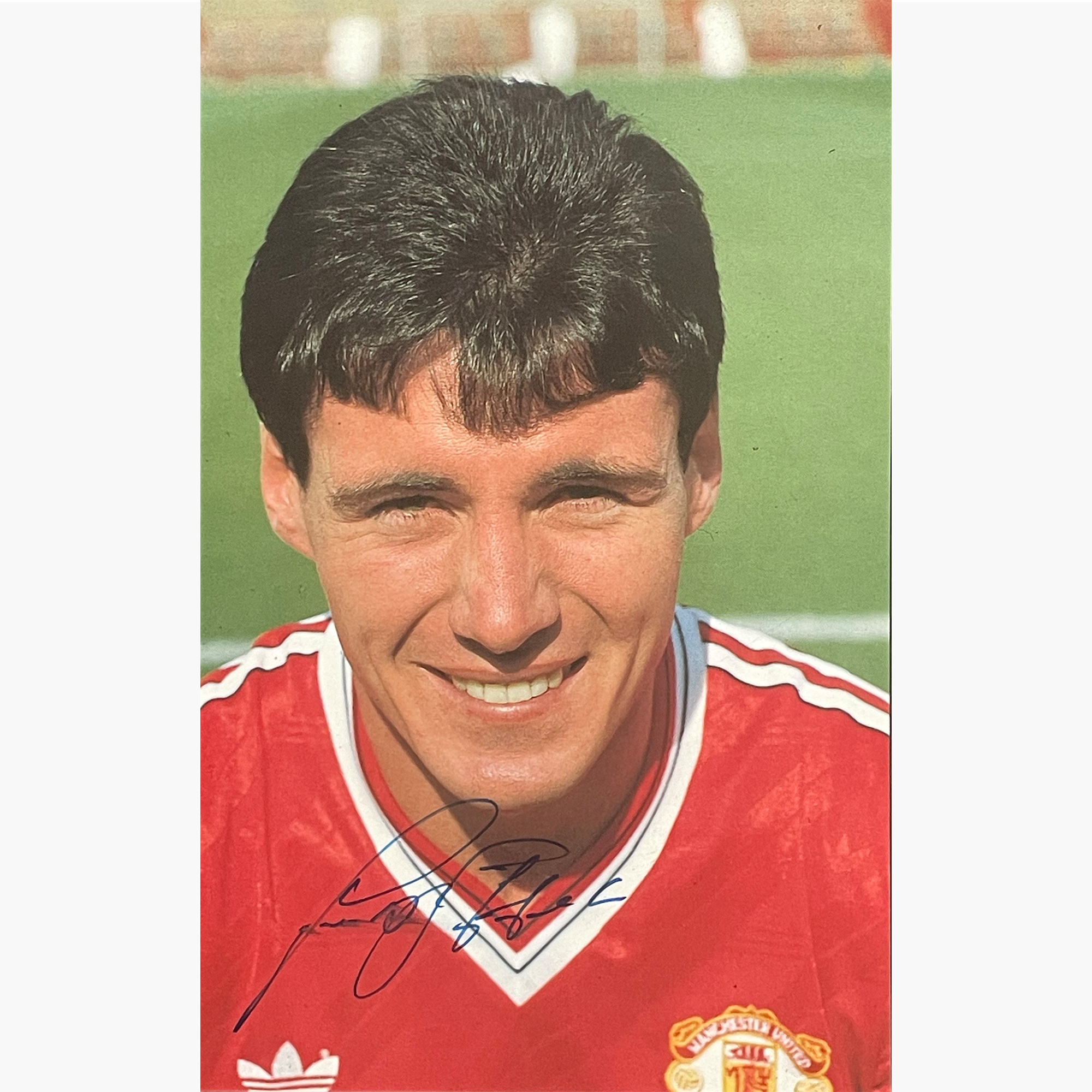 Frank Stapleton – Signed 20.5cm x 13cm Official Manchester United Colour Photo