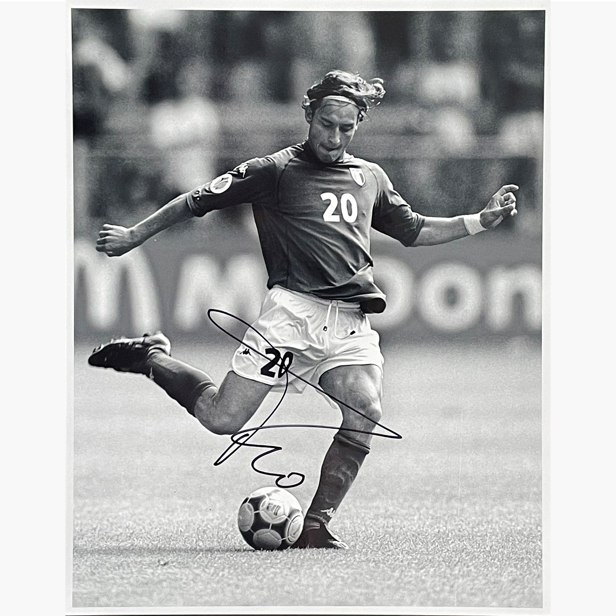 Francessco Totti – Signed 25.5cm x 20cm Black & White Action Press Photo (WRONG BACK)