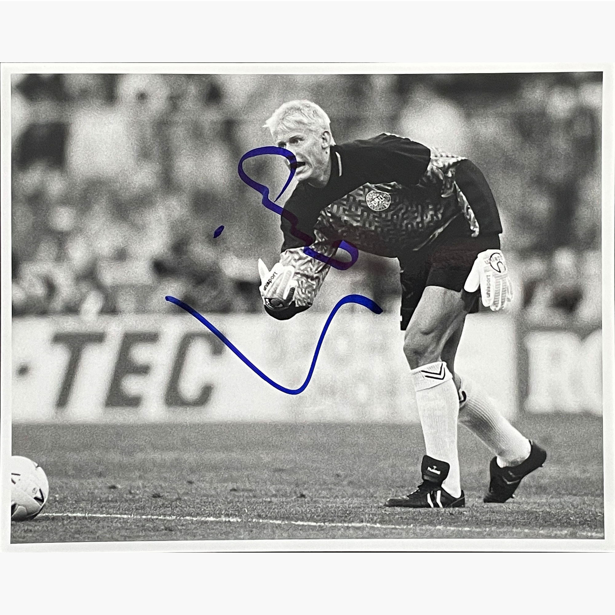 Peter Schmeichel – Signed 25.5cm x 20cm Black & White Action Press Photo