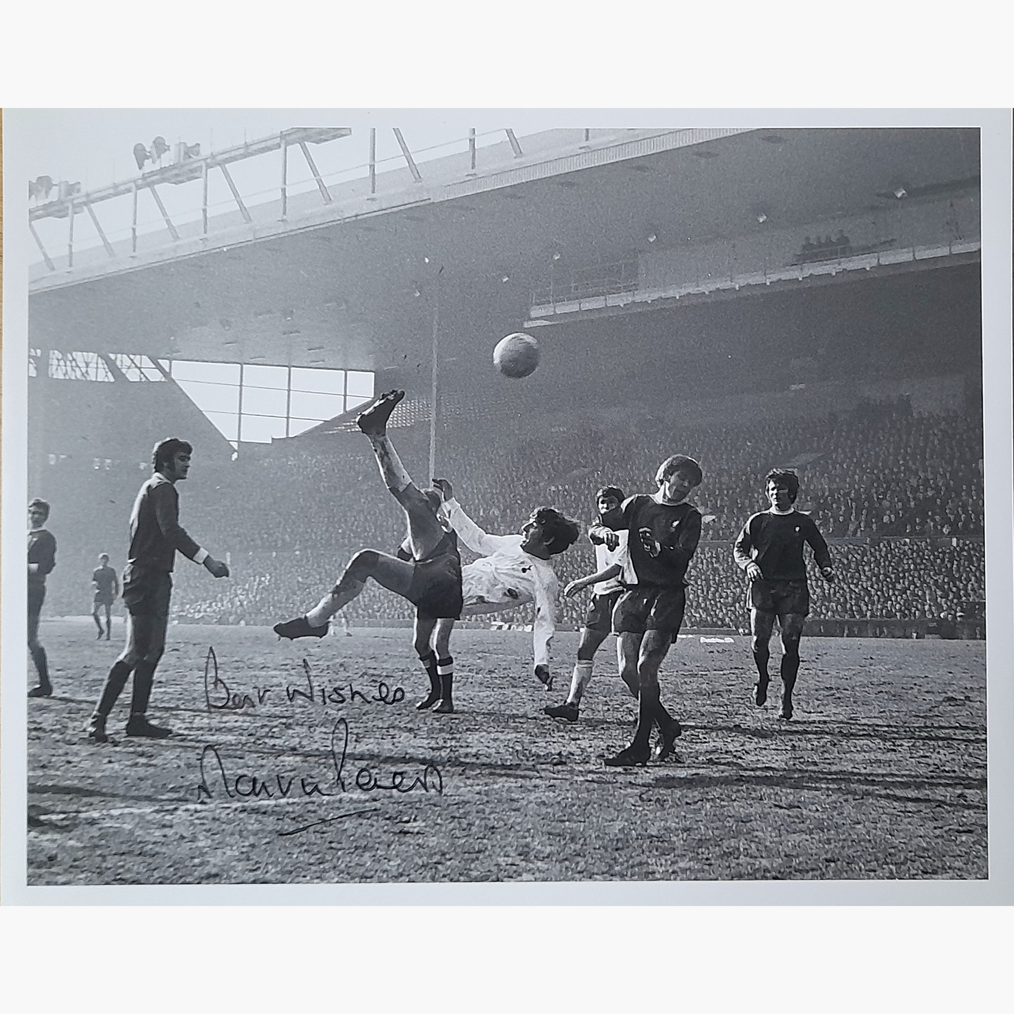 Martin Peters – Signed 25.5cm x 20cm Black & White Action Press Photo