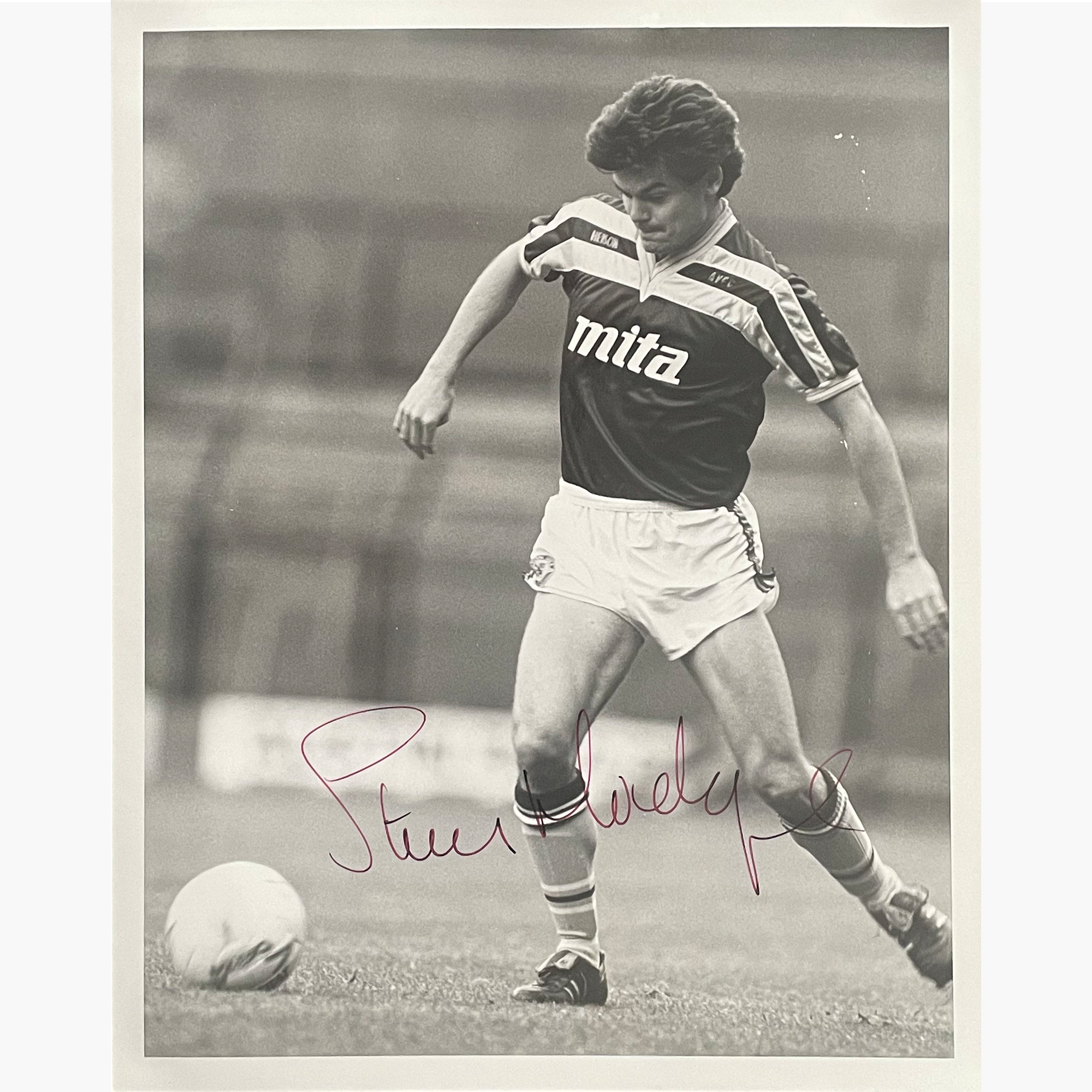 Steve Hodge – Signed 25.5cm x 20cm Black & White Action Press Photo