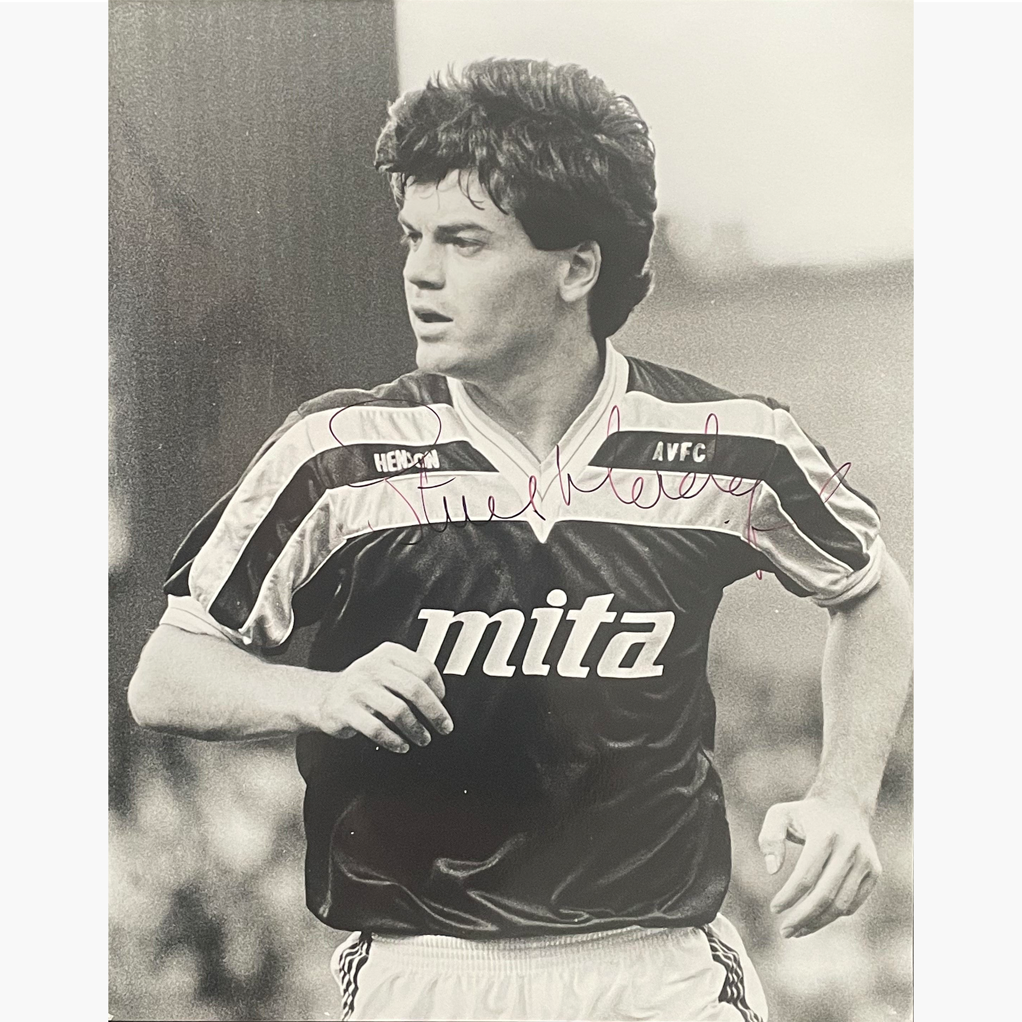 Steve Hodge – Signed 25.5cm x 20cm Black & White Press Photo