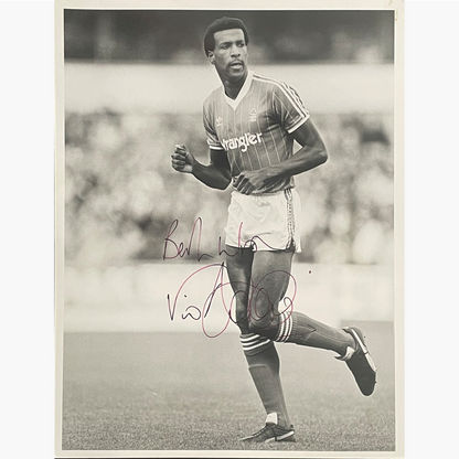 Viv Anderson – Signed 25cm x 19.5cm Black & White Action Press Photo