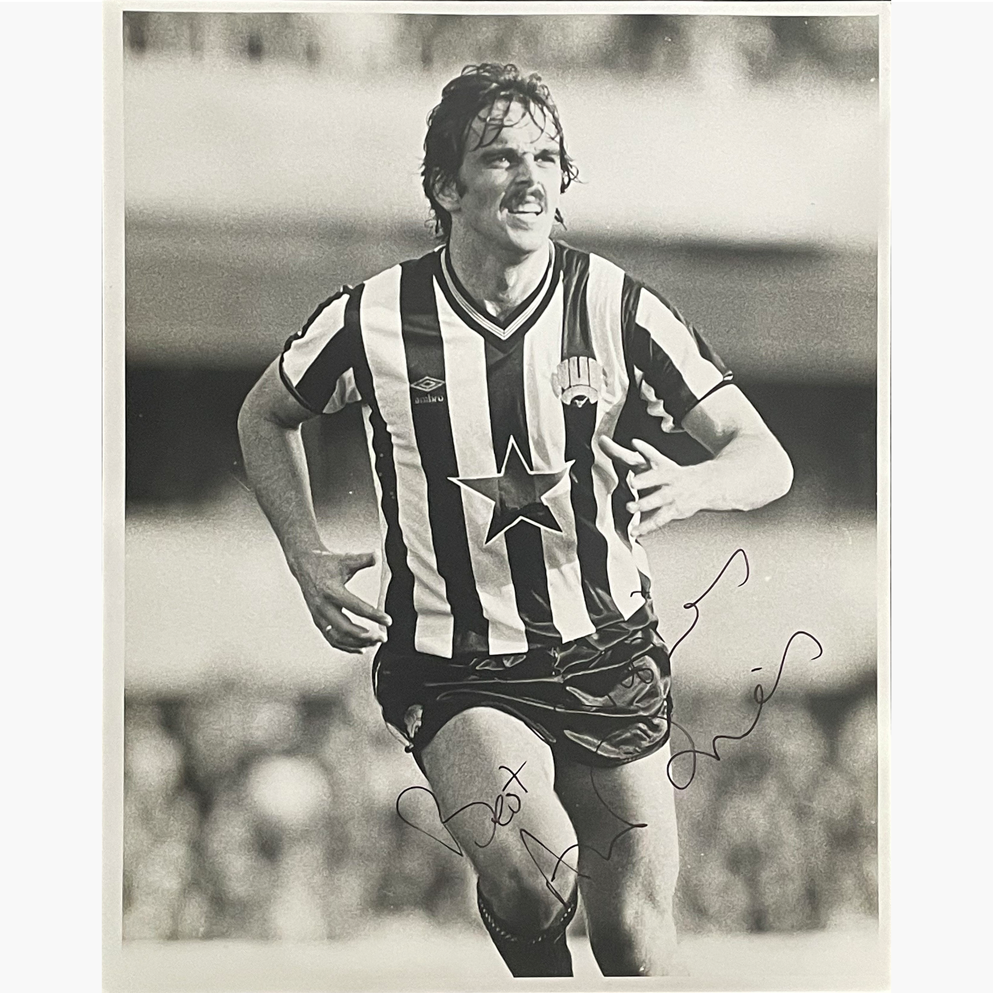 Alan Davies – Signed 25cm x 20cm Black & White Action Press Photo