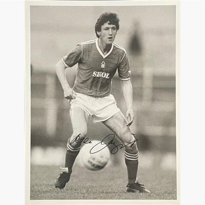 Peter Davenport – Signed 21.5cm x 16.5cm Black & White Action Press Photo