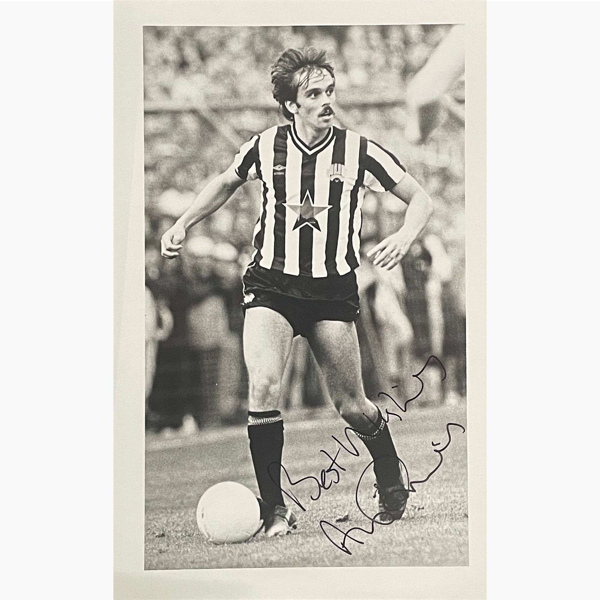 Alan Davies – Signed 20cm x 12cm Black & White Action Press Photo