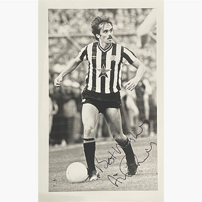 Alan Davies – Signed 20cm x 12cm Black & White Action Press Photo